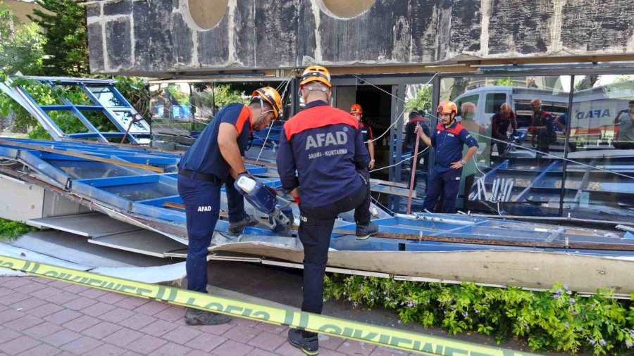Özel Laboratuvarın Dış Cephe Kaplamaları Çöktü, Ortalık Savaş Alanına Döndü
