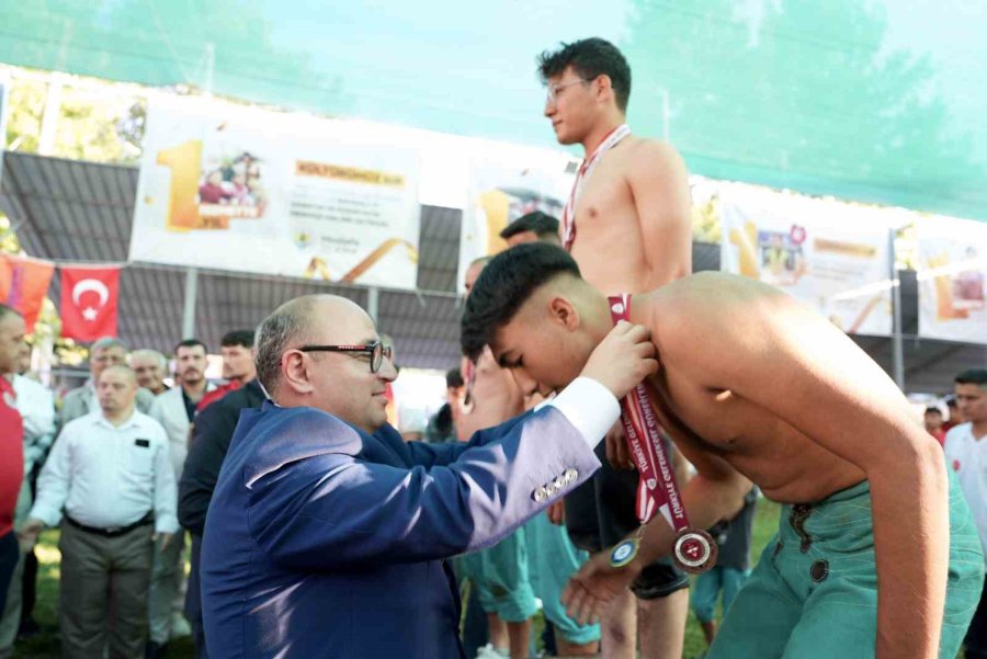 250’den Fazla Pehlivan Katıldı: Yörüklerin Güreşi Renkli Geçti