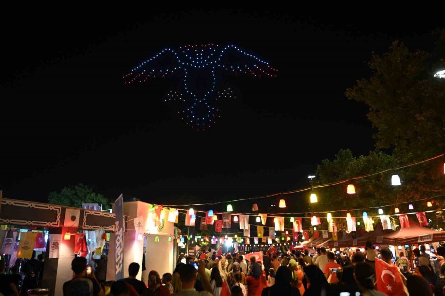 Konya Büyükşehir 30 Ağustos Zafer Bayramı’na Özel 250 Dron İle Işık Gösterisi Gerçekleştirdi