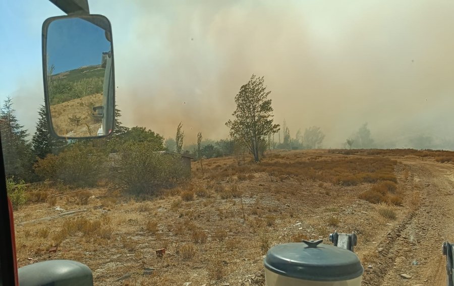 Konya’da Otluk Alandaki Yangın Ormana Sıçramadan Söndürüldü