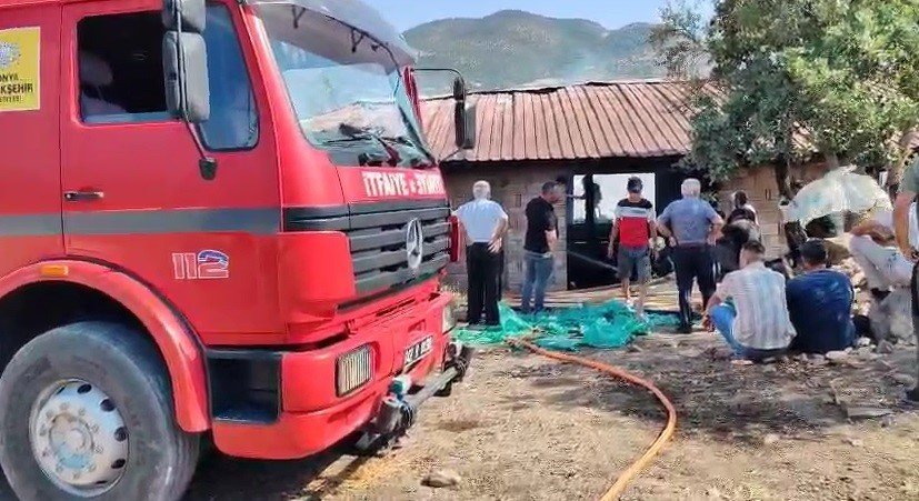 Besi Ahırında Çıkan Yangında 6 Büyükbaş Hayvan Telef Oldu, 10 Ton Saman Yandı