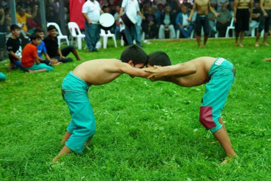 250’den Fazla Pehlivan Katıldı: Yörüklerin Güreşi Renkli Geçti