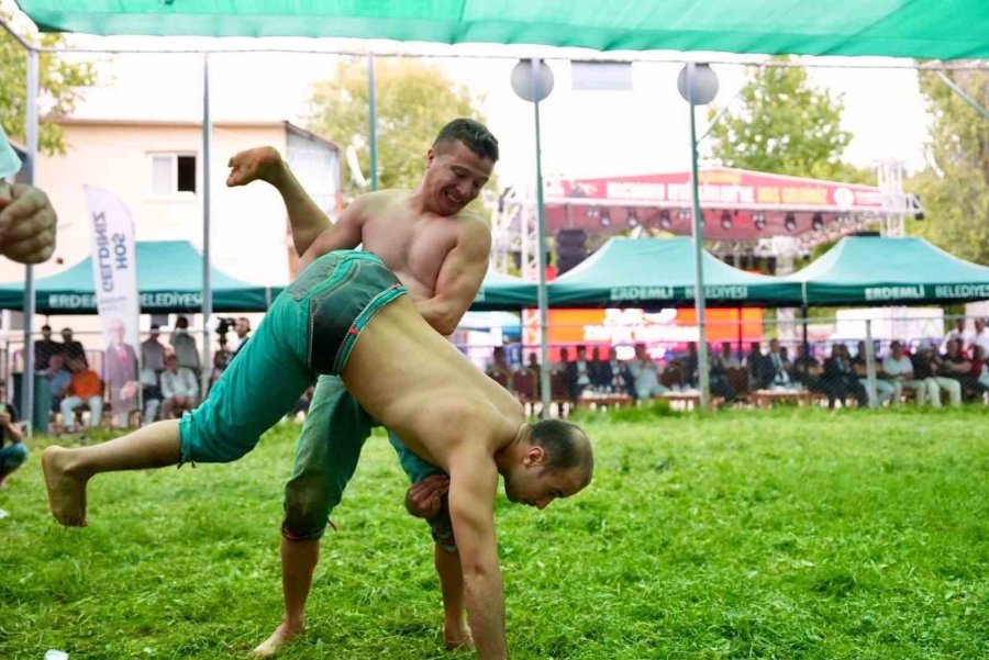 250’den Fazla Pehlivan Katıldı: Yörüklerin Güreşi Renkli Geçti