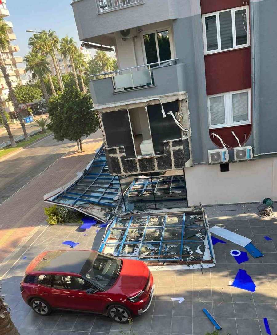 Özel Laboratuvarın Dış Cephe Kaplamaları Çöktü, Ortalık Savaş Alanına Döndü