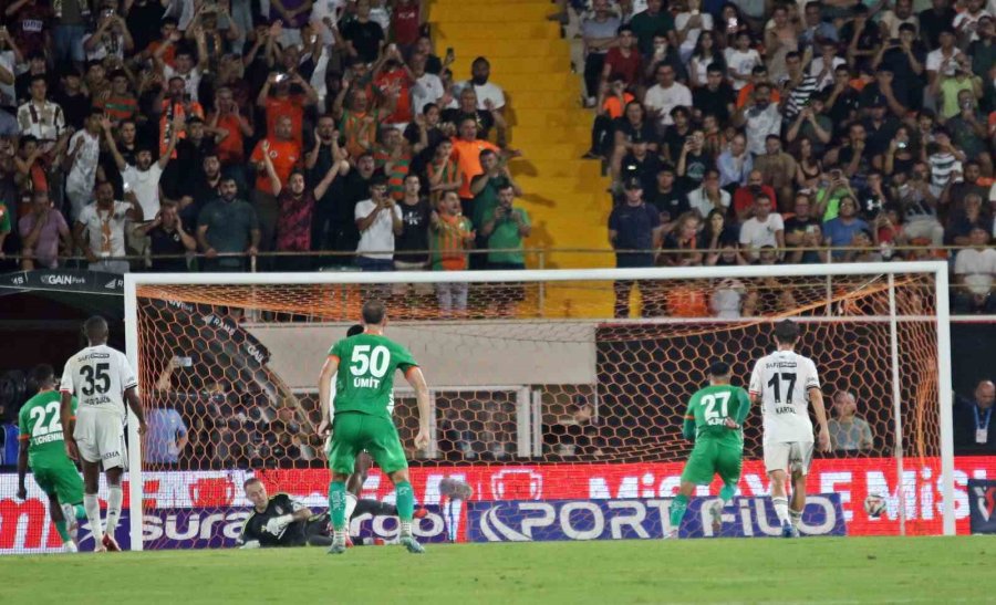 Trendyol Süper Lig: Corendon Alanyaspor: 1 - Beşiktaş 0 (ilk Yarı)