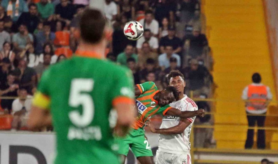 Trendyol Süper Lig: Corendon Alanyaspor: 1 - Beşiktaş 0 (ilk Yarı)