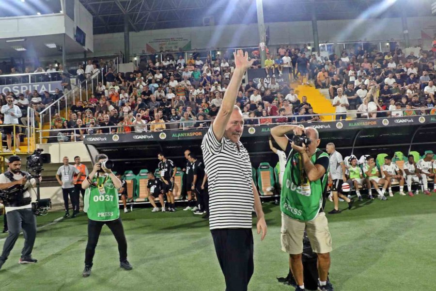 Trendyol Süper Lig: Corendon Alanyaspor: 0 - Beşiktaş 0 (maç Devam Ediyor)