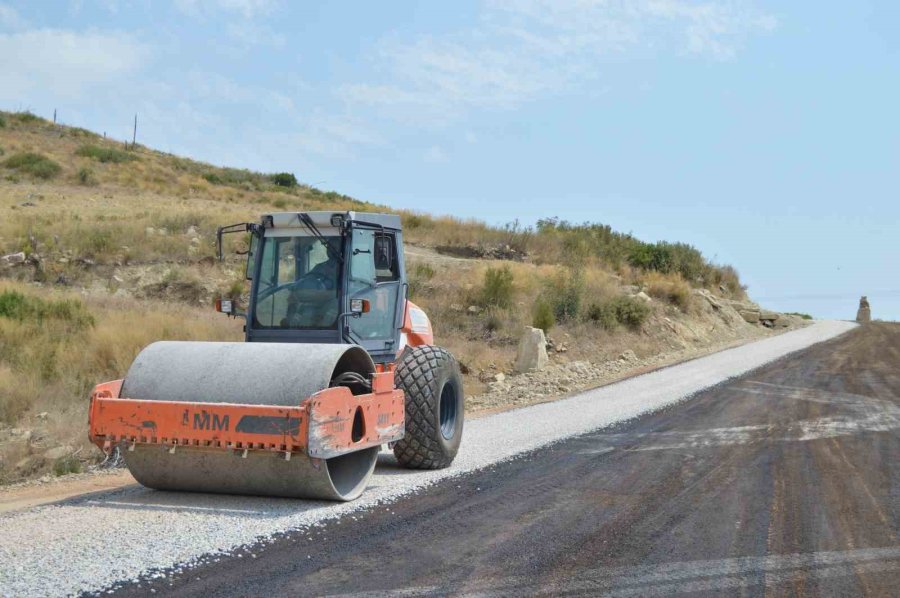 Manavgat’ta Grup Yolları Asfaltlanıyor