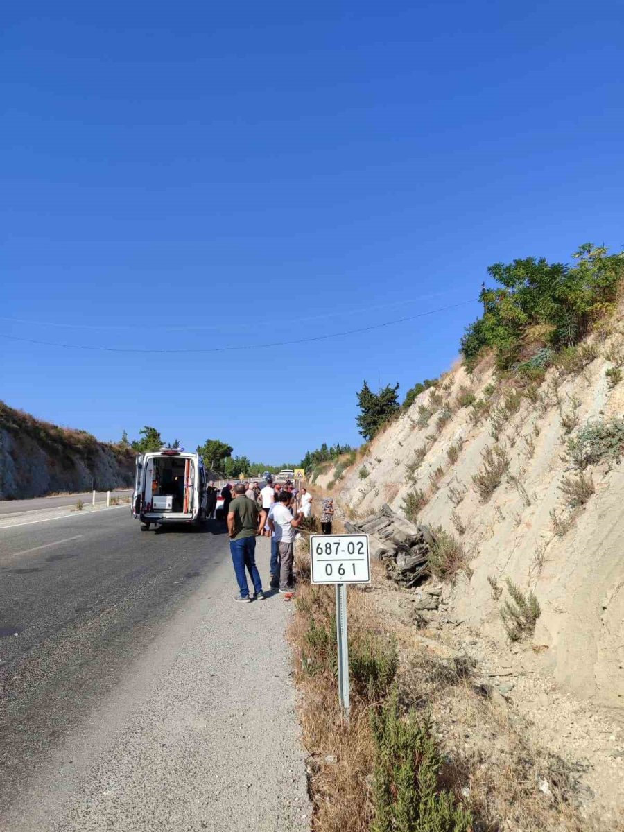 Antalya’da Otomobil Şarampole Devrildi: 3 Yaralı