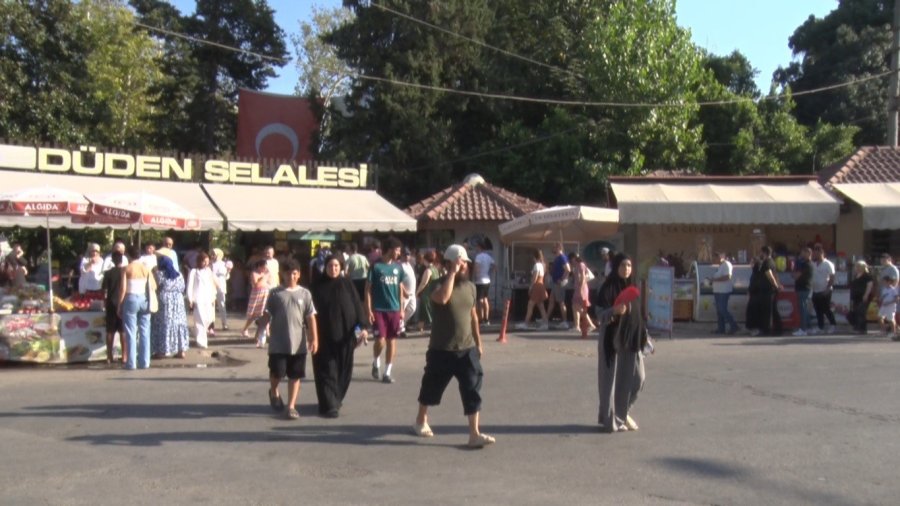 Düden Şelalesi 8 Ayda 605 Bin Ziyaretçiyi Ağırladı, Sıcaklardan Kaçanların Uğrak Noktası Oldu