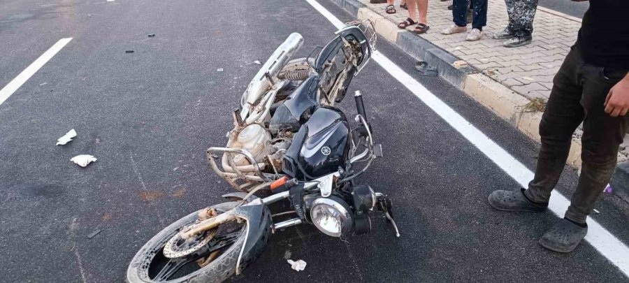 Otomobille Çarpışan Motosikletli Ağır Yaralandı