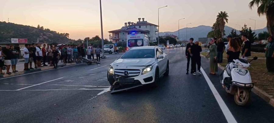 Otomobille Çarpışan Motosikletli Ağır Yaralandı