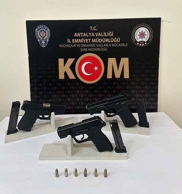 Antalya’da Kom Ekipleri 712 Bin 440 Adet Makaron Ele Geçirdi