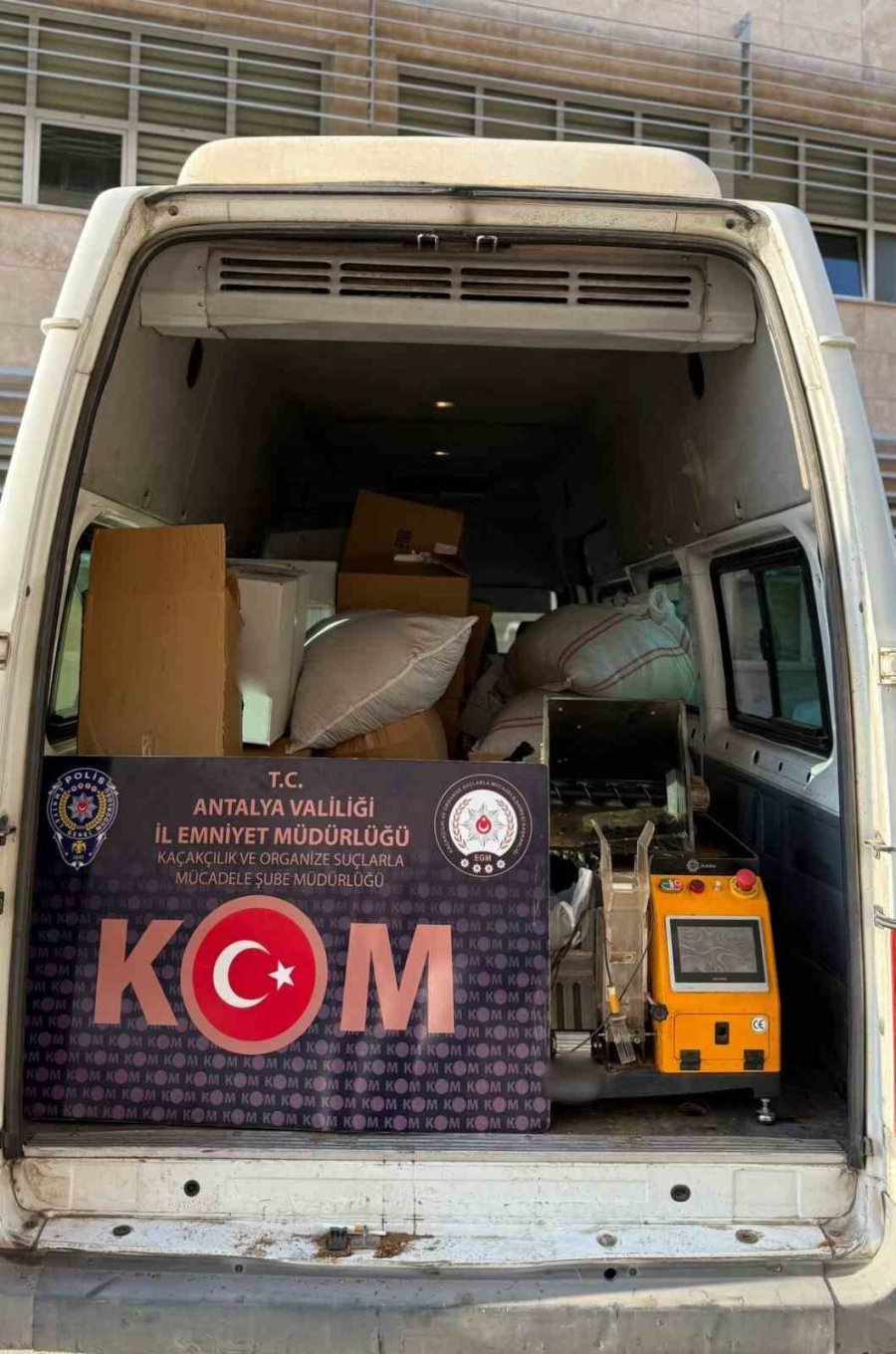 Antalya’da Kom Ekipleri 712 Bin 440 Adet Makaron Ele Geçirdi