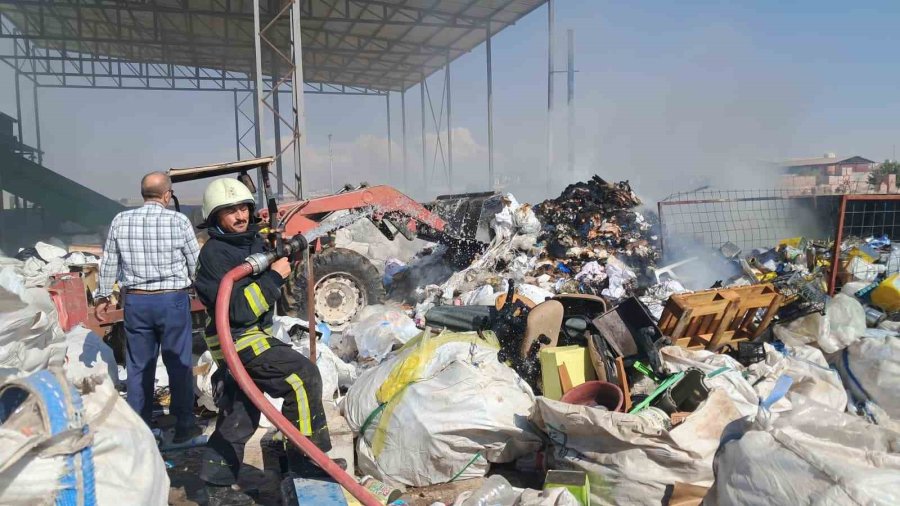 Karaman’da Geri Dönüşüm Tesisinde Yangın Çıktı