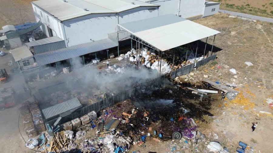 Karaman’da Geri Dönüşüm Tesisinde Yangın Çıktı