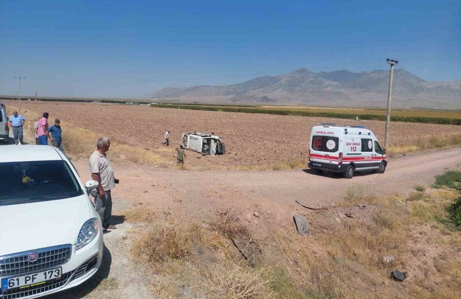 Karaman’da Minibüs Tarlaya Takla Attı: 1 Yaralı