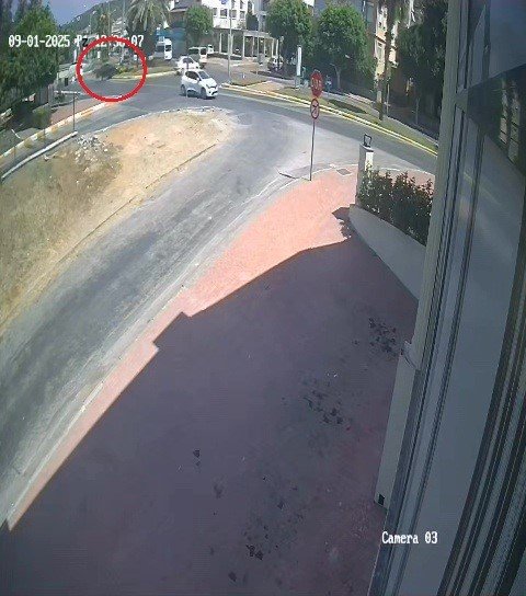 Kaza Yapan Otomobil Refüje Çıkarak Durabildi