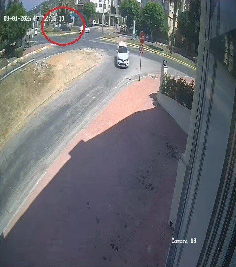 Kaza Yapan Otomobil Refüje Çıkarak Durabildi