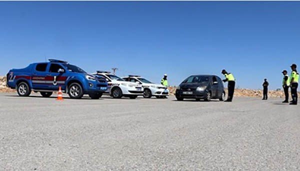 Konya’da Jandarmanın Dron İle Yaptığı Denetimlerde 15 Sürücüye Ceza Kesildi