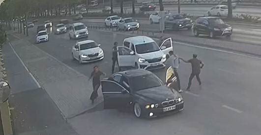 Trafiği Tehlikeye Atan Maganda Lastiğine Ateş Edilerek Durduruldu