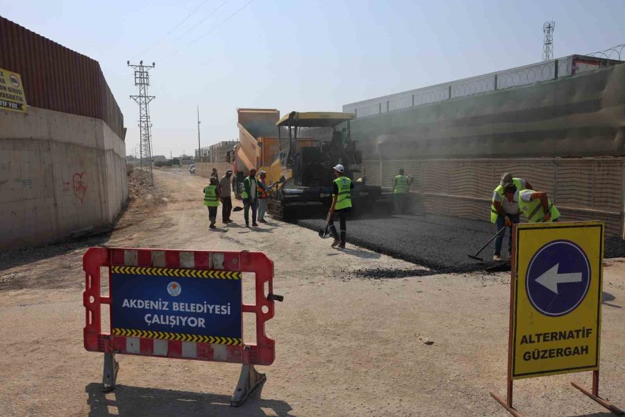 Akdeniz’de Sokaklar Sıcak Asfalt İle Yenileniyor