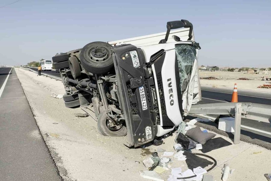 Bariyerlere Çarpan Kamyonet Yan Yattı: 1 Yaralı