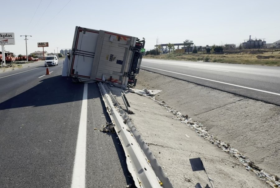 Bariyerlere Çarpan Kamyonet Yan Yattı: 1 Yaralı