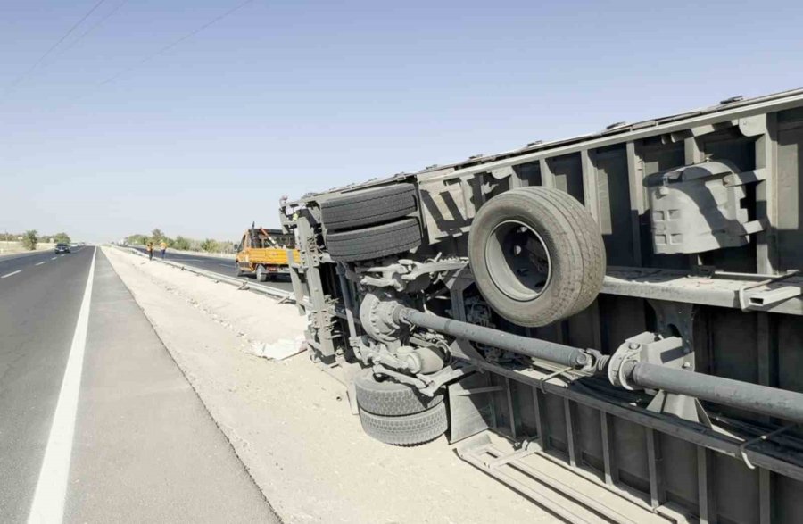 Bariyerlere Çarpan Kamyonet Yan Yattı: 1 Yaralı
