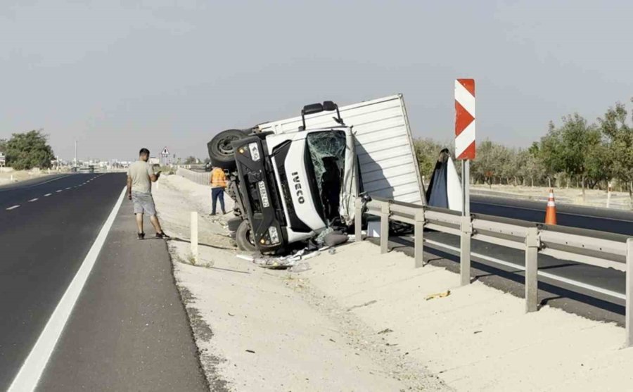 Bariyerlere Çarpan Kamyonet Yan Yattı: 1 Yaralı
