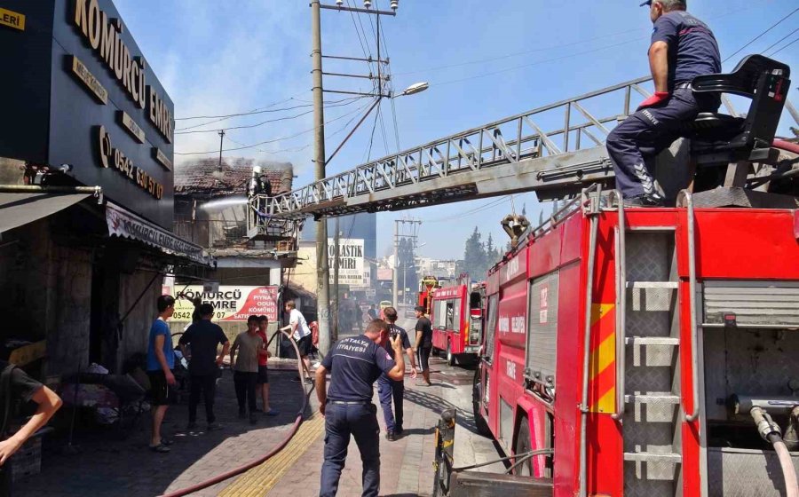 Kıbrıs Gazisi, Yeğeninin Yaktığı Evden Sadece Zarar Görmeyen Türk Bayrağını Alabildi