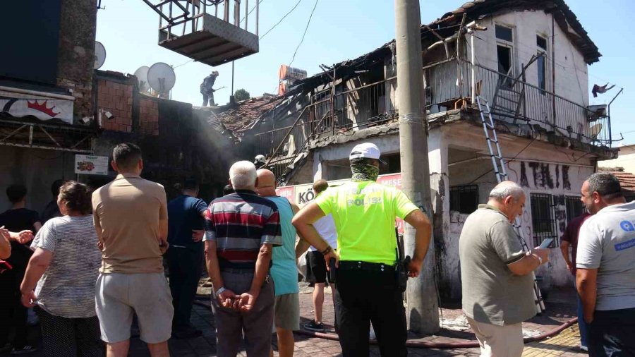 Kıbrıs Gazisi, Yeğeninin Yaktığı Evden Sadece Zarar Görmeyen Türk Bayrağını Alabildi