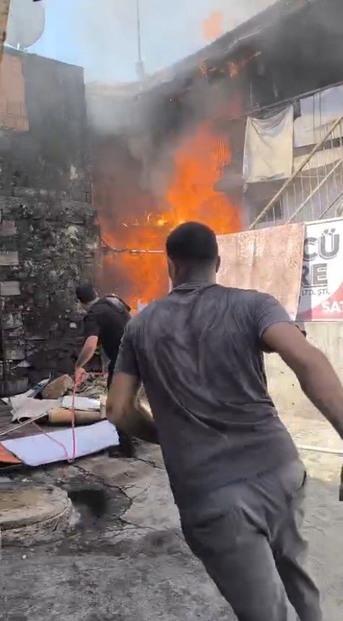 Kıbrıs Gazisi, Yeğeninin Yaktığı Evden Sadece Zarar Görmeyen Türk Bayrağını Alabildi