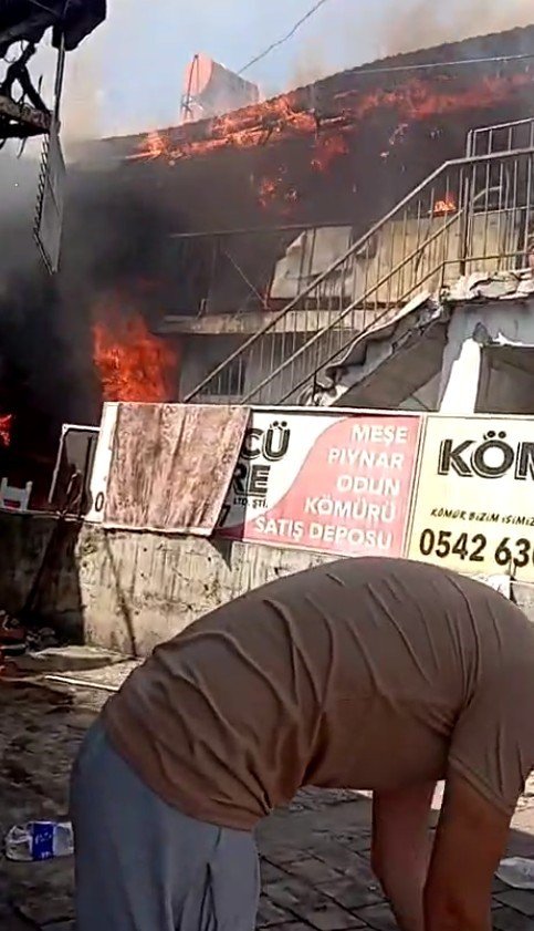 Kıbrıs Gazisi, Yeğeninin Yaktığı Evden Sadece Zarar Görmeyen Türk Bayrağını Alabildi