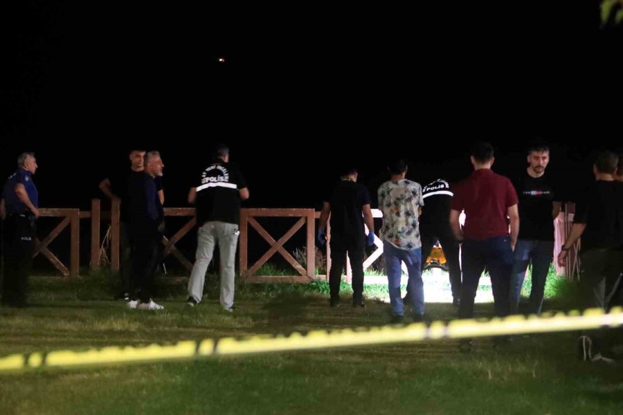 Düden Şelalesi’nde Falezlerin Kenarında Bulunan Kadın Çanta Ve Terliği Ekipleri Alarma Geçirdi