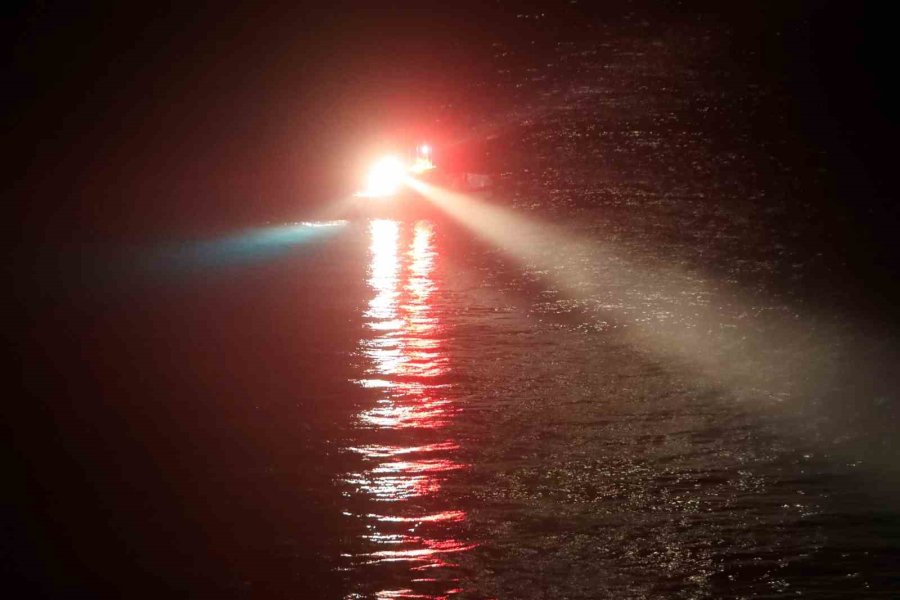 Düden Şelalesi’nde Falezlerin Kenarında Bulunan Kadın Çanta Ve Terliği Ekipleri Alarma Geçirdi