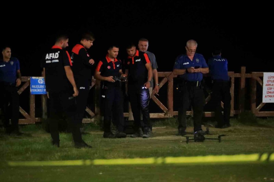 Düden Şelalesi’nde Falezlerin Kenarında Bulunan Kadın Çanta Ve Terliği Ekipleri Alarma Geçirdi