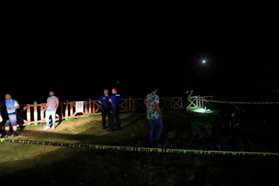 Düden Şelalesi’nde Falezlerin Kenarında Bulunan Kadın Çanta Ve Terliği Ekipleri Alarma Geçirdi