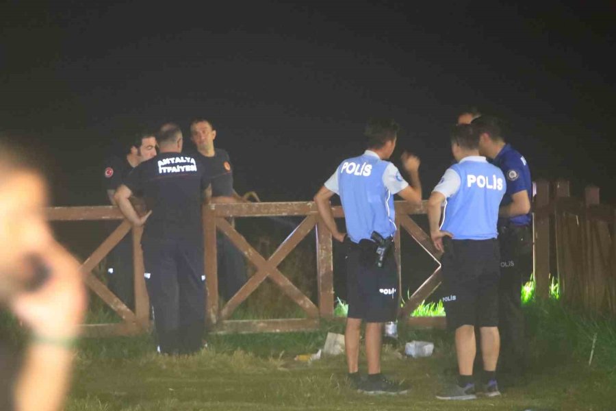 Düden Şelalesi’nde Falezlerin Kenarında Bulunan Kadın Çanta Ve Terliği Ekipleri Alarma Geçirdi