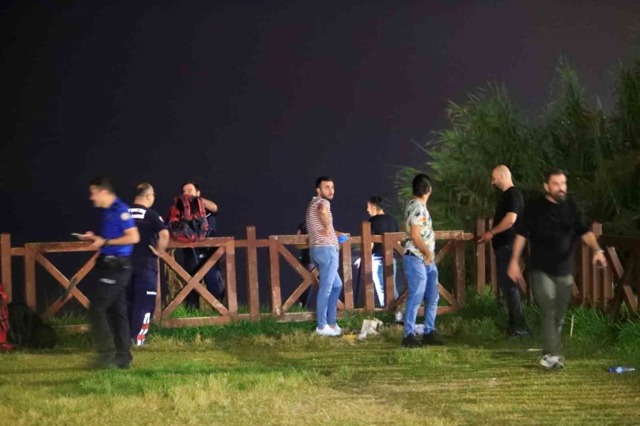 Düden Şelalesi’nde Falezlerin Kenarında Bulunan Kadın Çanta Ve Terliği Ekipleri Alarma Geçirdi