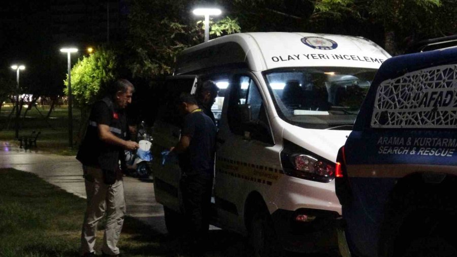 Düden Şelalesi’nde Falezlerin Kenarında Bulunan Kadın Çanta Ve Terliği Ekipleri Alarma Geçirdi