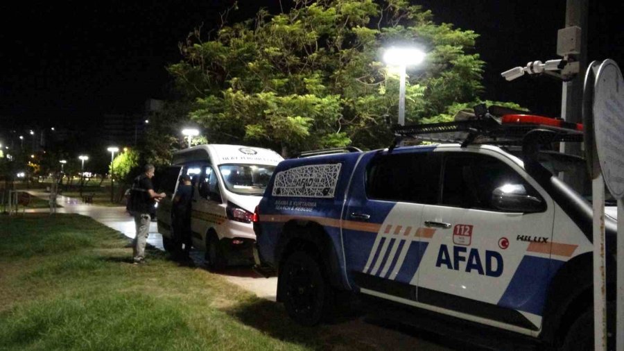 Düden Şelalesi’nde Falezlerin Kenarında Bulunan Kadın Çanta Ve Terliği Ekipleri Alarma Geçirdi