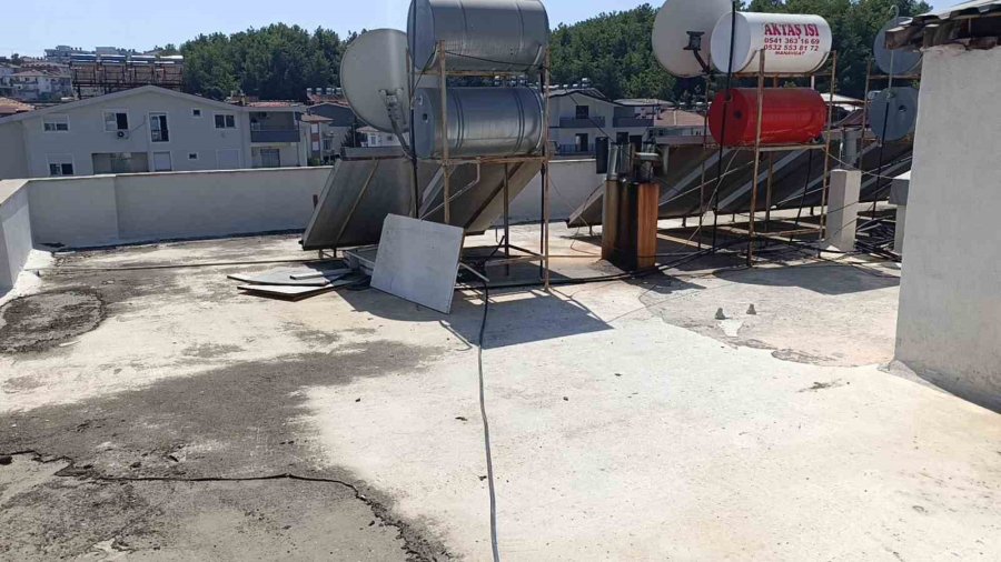 Çatıya Hortum Bağlayıp 3. Kattaki Evin Balkonuna İnmek İsterken Düşüp Ölen Antrenör Son Yolculuğuna Uğurlandı