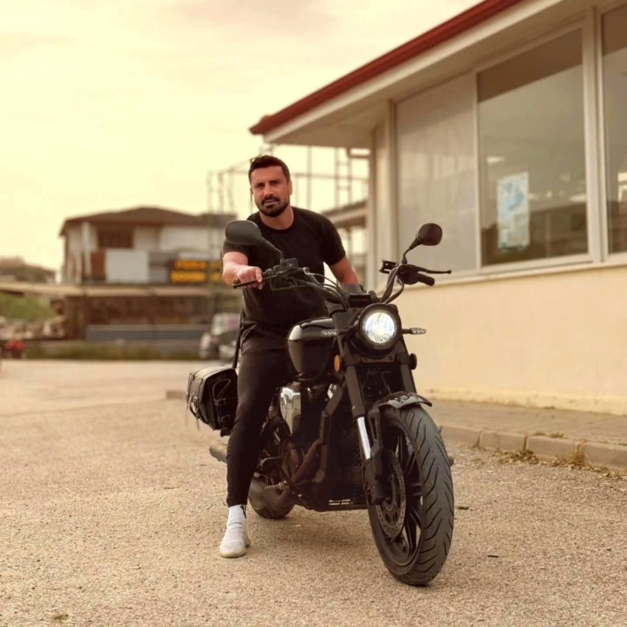 Çatıya Hortum Bağlayıp 3. Kattaki Evin Balkonuna İnmek İsterken Düşüp Ölen Antrenör Son Yolculuğuna Uğurlandı