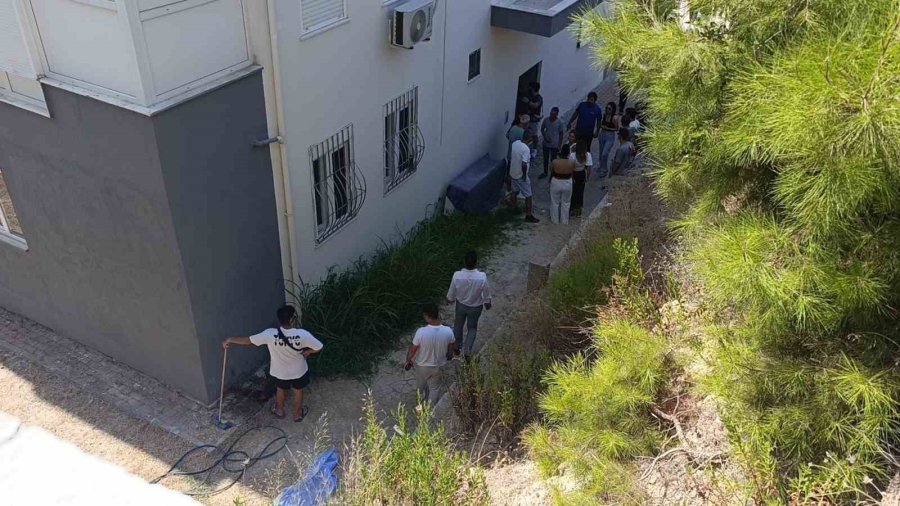 Çatıya Hortum Bağlayıp 3. Kattaki Evin Balkonuna İnmek İsterken Düşüp Ölen Antrenör Son Yolculuğuna Uğurlandı