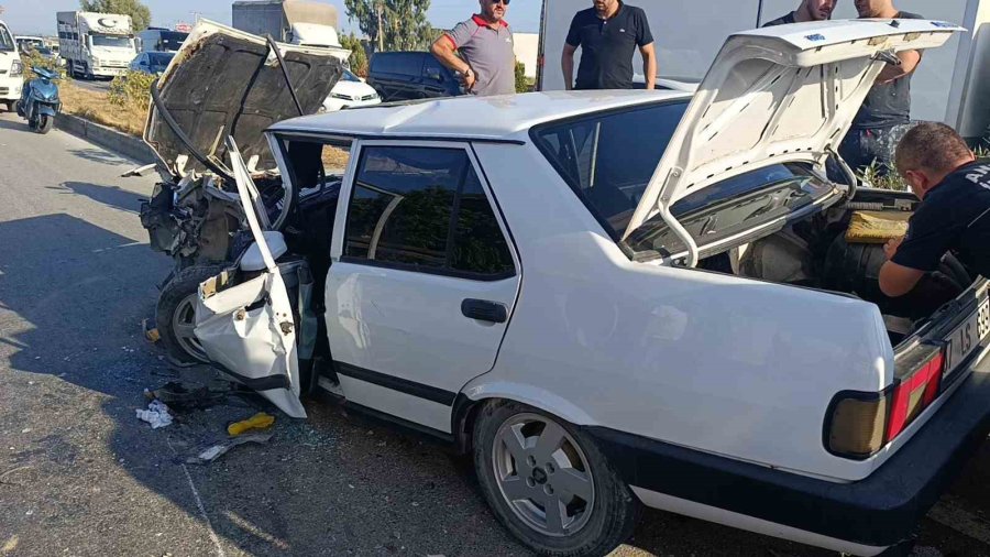 Hafif Ticari İle Çarpışıp Hurdaya Dönen Tofaş’taki 2 Kişi Yaralandı