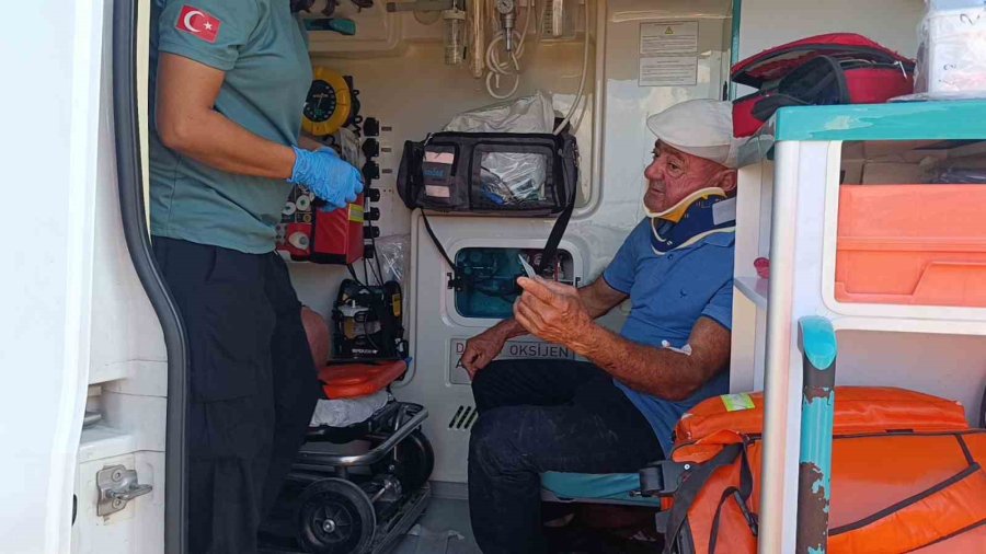 Hafif Ticari İle Çarpışıp Hurdaya Dönen Tofaş’taki 2 Kişi Yaralandı