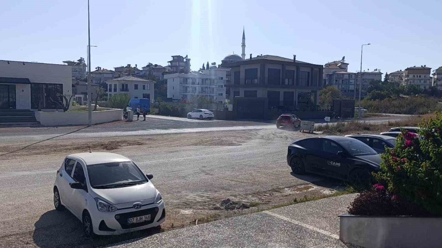 Antalya’da Kargo Aracıyla Otomobil Çarpıştı
