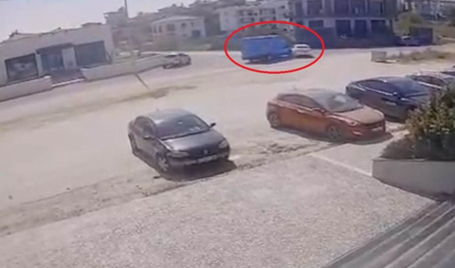 Antalya’da Kargo Aracıyla Otomobil Çarpıştı