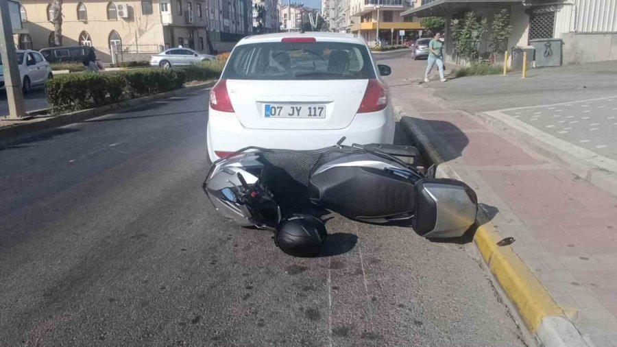 Virajı Alamayan Motosiklet Park Halindeki Otomobile Çarptı: 1 Yaralı
